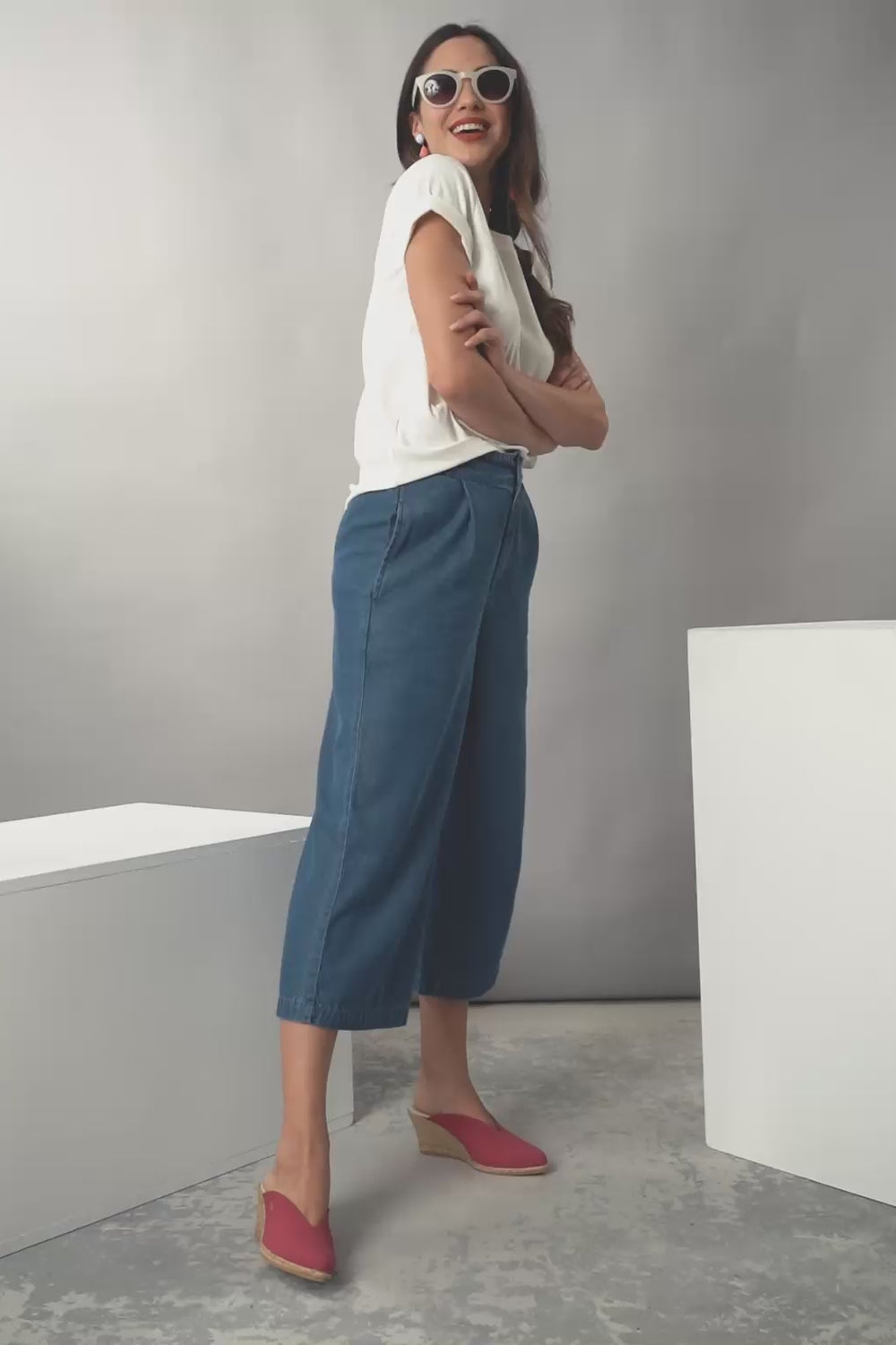 Woman Wearing Truja Canvas Fuchsia Espadrille Mules
