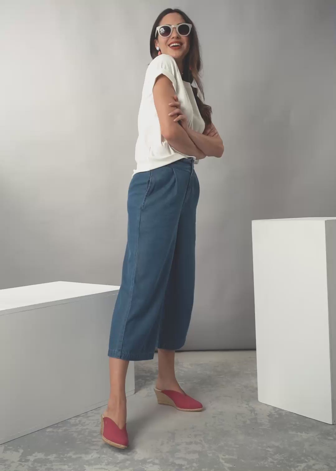 Woman Wearing Truja Canvas Fuchsia Espadrille Mules